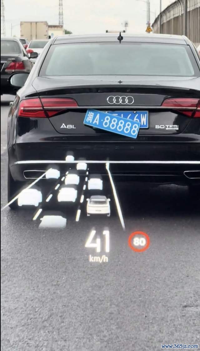 奥迪吊挂套牌“润A88888” 交警修起